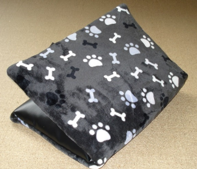 Reiseliege, schwarz mit Pfoten & Knochen